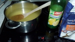 7. Dazu Zitronensäure oder -saft und Zucker, aufkochen